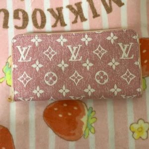 Authentic Louis Vuitton zippy wallet pink brand new with box